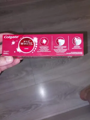 Max White One fogfehérítő fogkrém